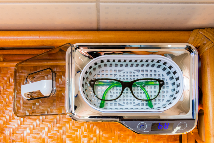 Comment nettoyer ses lunettes de vue ?  Opticiens du Bac – Les Opticiens  du Bac